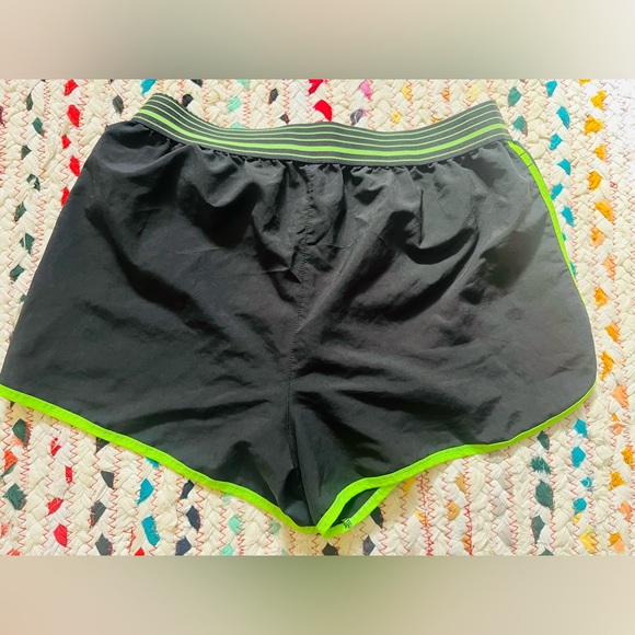 Under Armor athletic shorts neon green/black size M - Picture 2 of 3